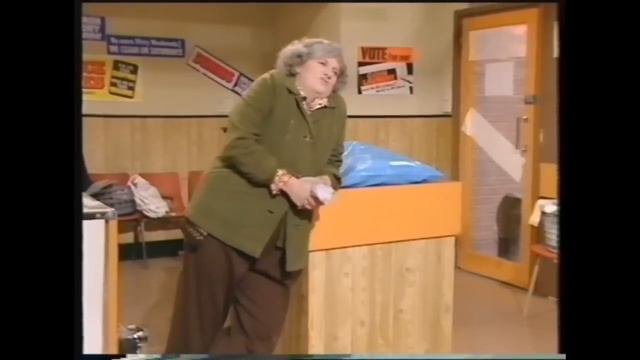 Victoria Wood As Seen On TV - Service Wash (Laundrette - When Pants Were Pants) смотреть онлайн