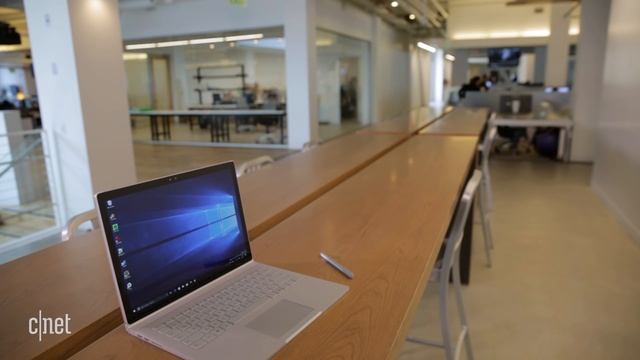 Coffee run? Windows 10 Dynamic Lock lets you simply walk away (CNET How To) смотреть онлайн