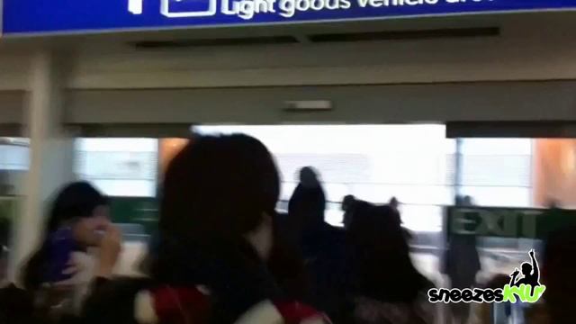 [Sneezes' Cam] 130120 KYUHYUN at HongKong Airport (From Nanjing) смотреть онлайн