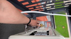 Фиксация наружного блока в корзине для кондиционера, подключение медных трубок, aircond installatio