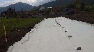 Геотекстиль для дороги с глинистой основой.