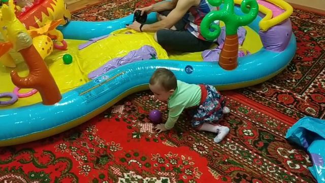 Надуваем Бассейн Батут ?♀️ смотреть онлайн