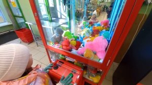 Достанем ли со сломаного автомата игрушку №8 #игровойавтомат #хватайка