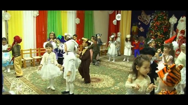 Ну-ка елочка светлей?Песня детская? Танец. УТРЕННИК в детском саду СРЕДНЯЯ группа НОВЫЙ ГОД NEW YEA смотреть онлайн