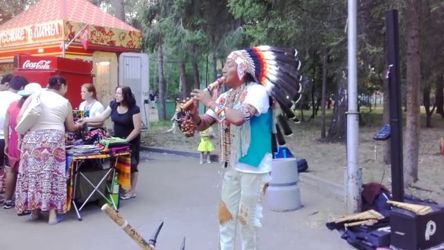 Индеец играет на дудке