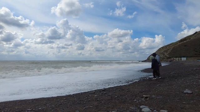 ЧТО ТВОРИТСЯ В СУККО СЕЙЧАС? ОГРОМНЫЕ ВОЛНЫ- ЛЮДИ ЛЕЗУТ В ВОДУ В ШТОРМ! смотреть онлайн