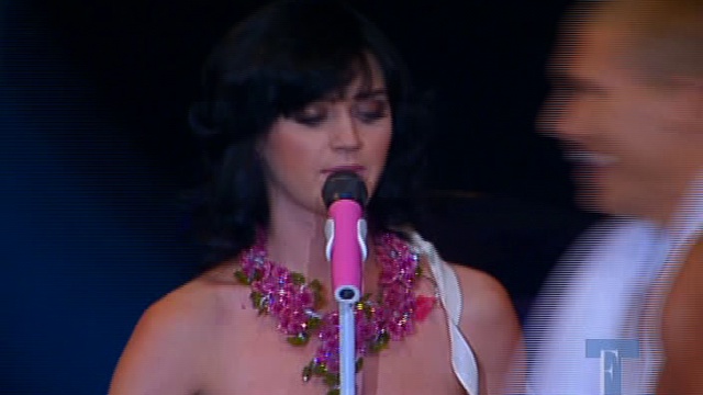 Katy Perry - I Kissed a Girl & Hot N Cold (Fashion's Cares) смотреть онлайн