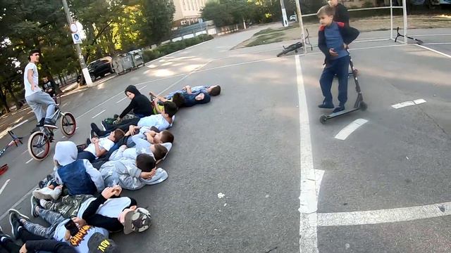 СКОЛЬКО ЧЕЛОВЕК МОЖНО ПЕРЕПРЫГНУТЬ НА BMX ? смотреть онлайн