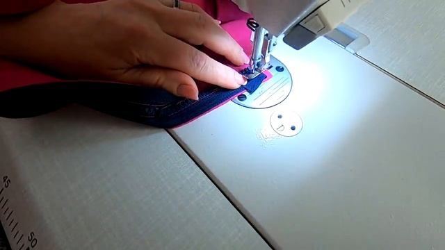 Урок 71. Как вшить молнию в изделие с подбортом. Без волн и проблем. Сто Шагов Портного.mp4 смотреть онлайн