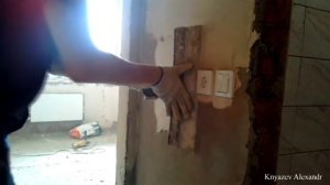 Как своими руками шпаклевать стены возле розеток и выключателей?