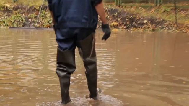 В Смоленске прочищают ливнёвки смотреть онлайн
