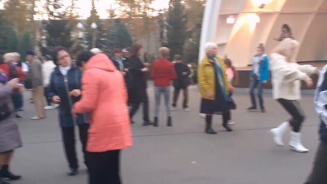 МЫ СЕГОДНЯ ДОГОНИМ УДАЧУ!???/ТАНЦЫ В ПАРКЕ ГОРЬКОГО ХАРЬКОВ ОКТЯБРЬ 2021 смотреть онлайн