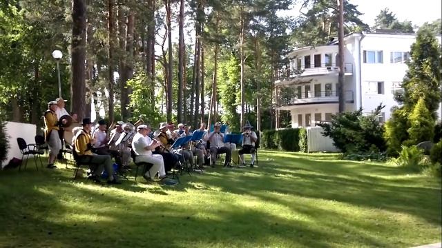 "Миллион алых роз" в исполнении духового оркестра смотреть онлайн