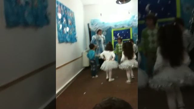 Новый Год 2011 в садике Умка - Пяточка Носочек смотреть онлайн