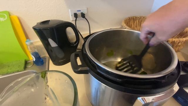 Худну на Інтервальному Харчуванні Суп Шпинат з Селерою Салат з Оріхом Макадамія і Сьомгою