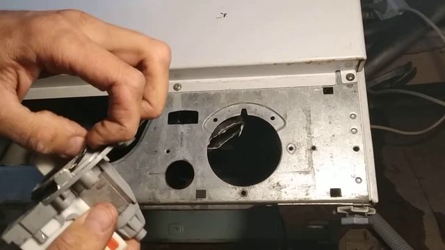 Не сливает стиральная машина LG intellowasher. Меняем сливной насос/помпу. смотреть онлайн