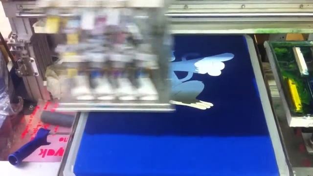 Нанесение белого рисунка на синюю футболку Kornit print ru смотреть онлайн