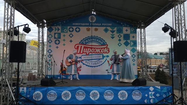 Солистка Песенно-инструментального ансамбля "Радуница" Евгения Валикова - Новогодний вальс смотреть онлайн