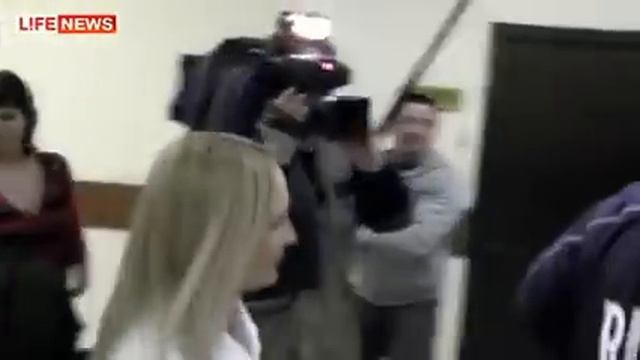 Юрий Слепцов с семьёй выходят из суда смотреть онлайн