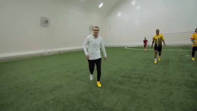 ИГРАЕМ В ФУТБОЛ В РАЗНЫХ БУТСАХ смотреть онлайн