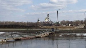 На мотоцикле по понтонному мосту