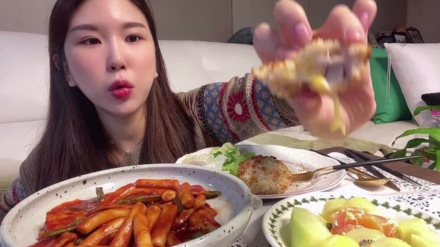 Eng) 18:6 간헐적단(폭)식ㅣ직장인 먹방 브이로그ㅣBHC 뿌링치즈볼 핫도그 감자튀김, 헬로네이처 돈까스 떡볶이, 마카롱, 불량식품, 빵, 라면, 스콘, 에그타르트, 다크룸