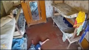 Мужик упал с кровати