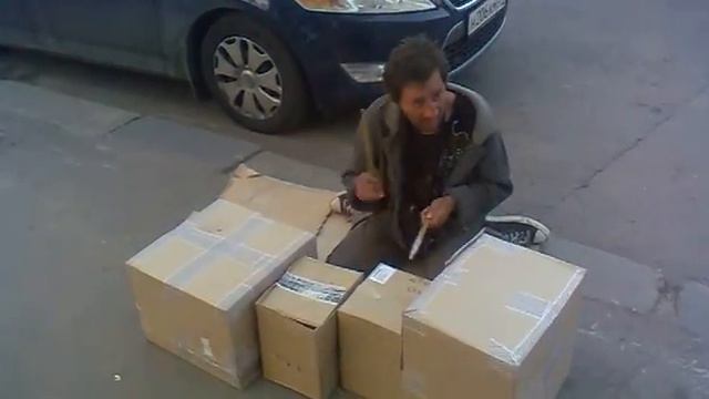 Забулдыга рубит на коробках как на барабанах) смотреть онлайн