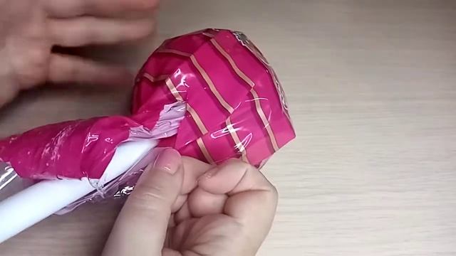 Показываю что внутри гигантского чупа чупс размером с голову