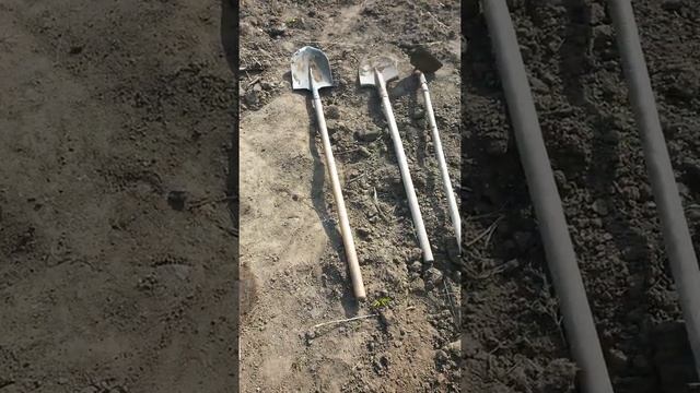 Пять инструментов рядом лежат: две лопаты, две грабли и тяпка двадцать четвёртого апреля смотреть онлайн