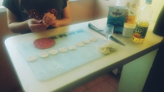 УМЕНЬШИЛ ПИЦЦУ В 50 раз!! МИНИ ПИЦЦА, рецепт, как приготовить на сковороде смотреть онлайн