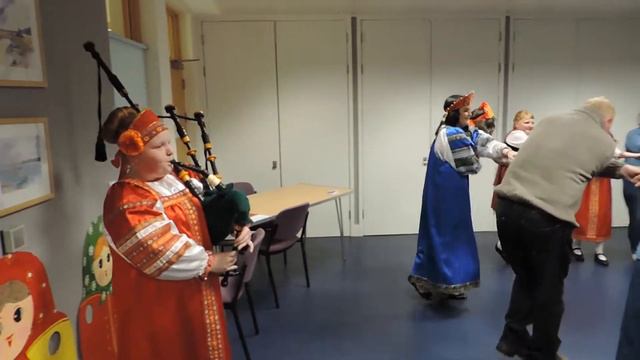 Auld Lyne Syne on bagpipes,Lermontov bicentenary celebration in Nairn смотреть онлайн