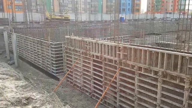 Бетононасос заливает стенки . Южный берег смотреть онлайн