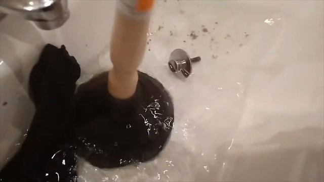 How to unclog a blocked sink with a plunger – no chemicals! смотреть онлайн