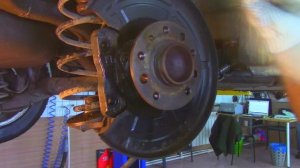 Ускоренная замена задних тормозных дисков и колодок на Опель Астра H