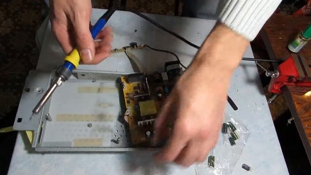 Меняем вздутые конденсаторы на плате Change bulging capacitors on the board. смотреть онлайн