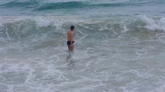 Волны в море в конце мая в Пхукете, Тайланд. Пляж Карон смотреть онлайн