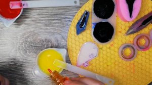 Заливаем эпоксидную смолу с акриловыми красками в силиконовые формы