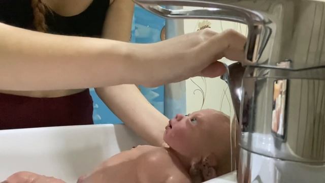 Купаю СИЛИКОНОВОГО реборна Киру ? в ванне с силиконовым реборном смотреть онлайн