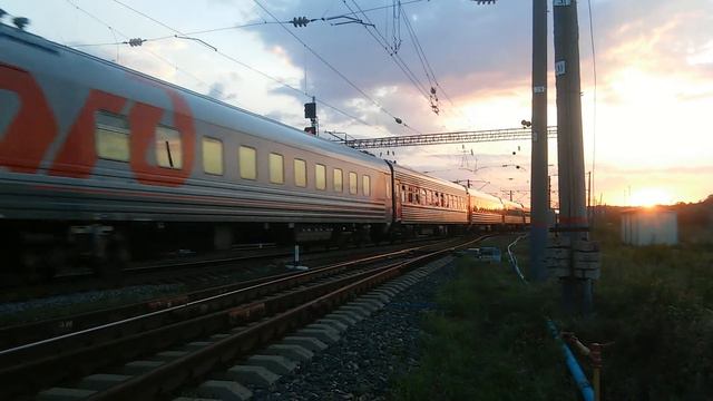 Электровоз ЭП1-356 с пассажирским поездом смотреть онлайн