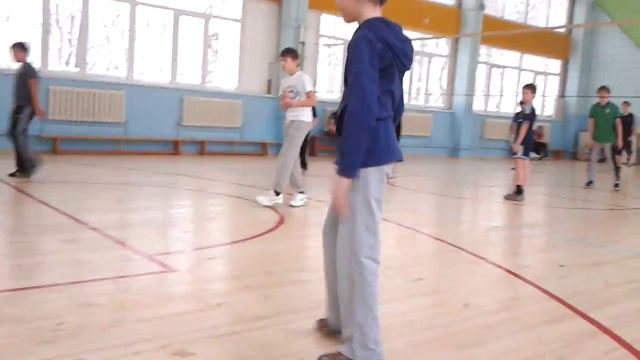 пацан радуется забитому голу своей команде (прик) смотреть онлайн