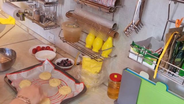 ВЛОГ: Печём по воскресеньям ?, сегодня это ватрушки с ягодами ?? смотреть онлайн