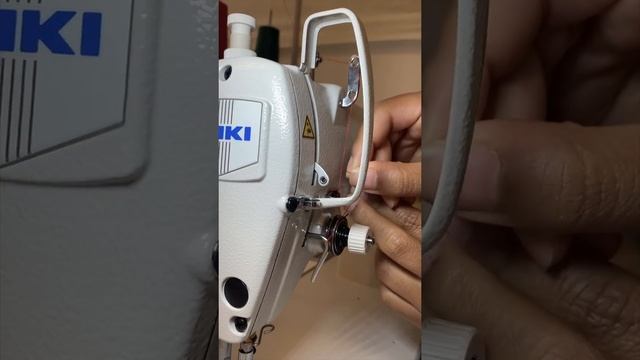 How to thread a JUKI DDL-8700 смотреть онлайн