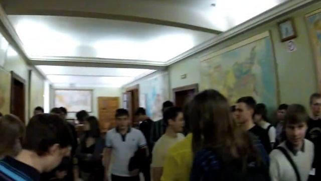 начало, возле входа в аудиторию 611 смотреть онлайн