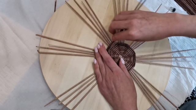 Красивое круглое дно для начинающих. Плетение из газетных трубочек. смотреть онлайн