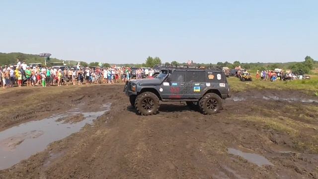Монстр Ниссан Патрол на тракторных колесах смотреть онлайн
