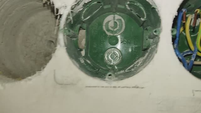 Добавил третью электророзетку. Простой монтаж подрозетника. Звукоизоляция стены. 13032023. Часть 2.