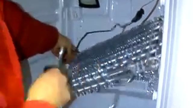 Замена тэна оттайки испарителя на холодильнике Samsung.mp4 смотреть онлайн
