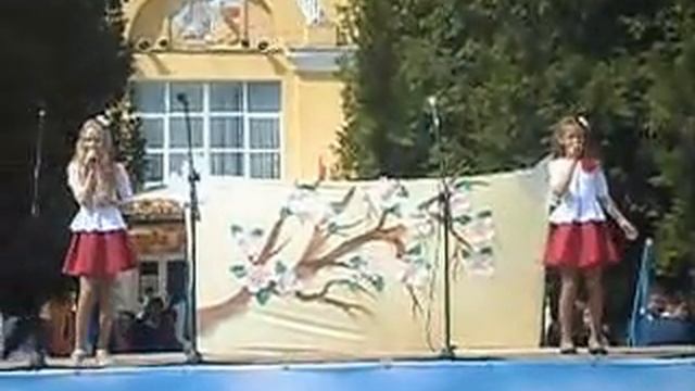 Песня "Спасибо деды" в исполнении Дарьи Лозаренко и Дарьи Савочкиной смотреть онлайн