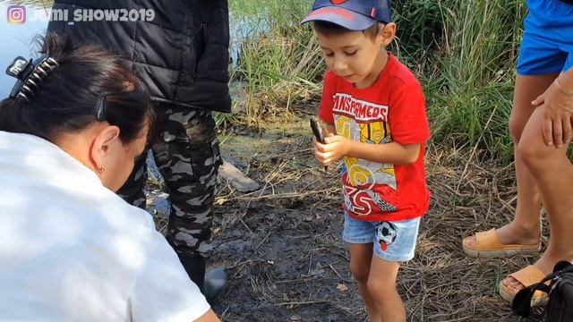 На рыбалку с детьми. Женя и Миша ловят рыбу. смотреть онлайн